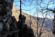 44 Aggirando roccioni con l'aiuto di catene su sentiero esposto